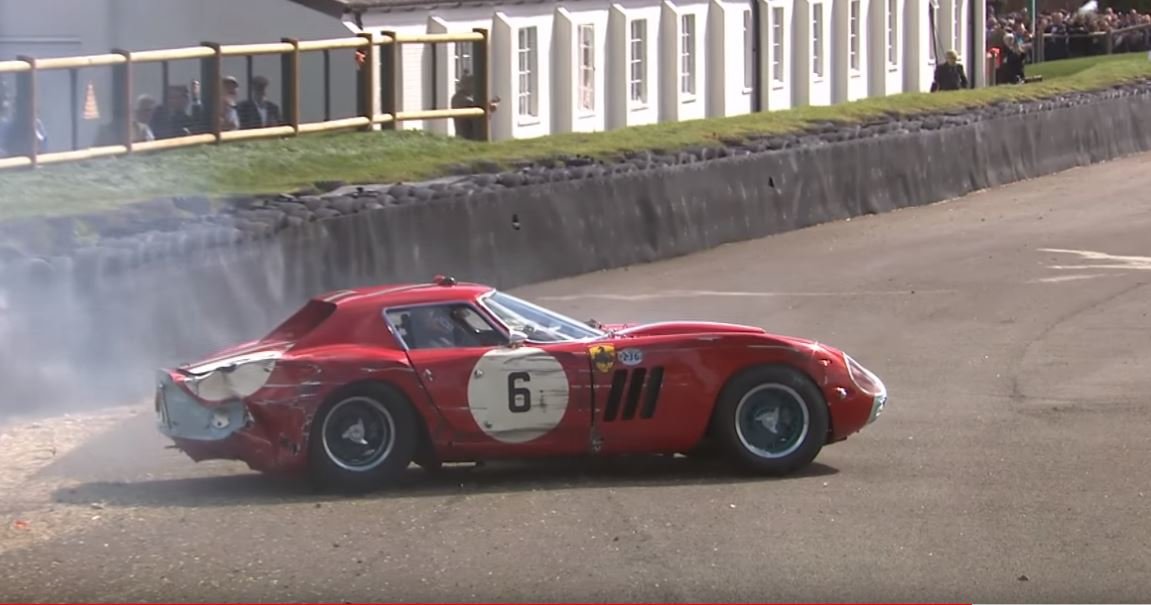 Řidič Ferrari 250 GTO/64 Series nezvládl svůj vůz a vypochodoval ze závodní dráhy - následující náraz byl silný a hlavně pořádně drahý