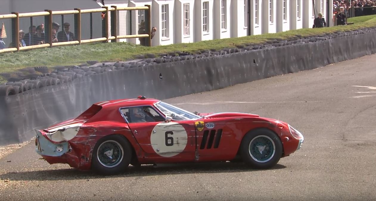 Řidič Ferrari 250 GTO/64 Series nezvládl svůj vůz a vypochodoval ze závodní dráhy - následující náraz byl silný a hlavně pořádně drahý