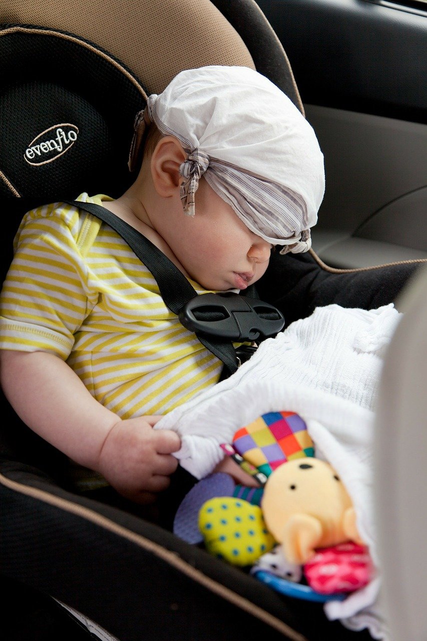 Dítě spící v autosedačce