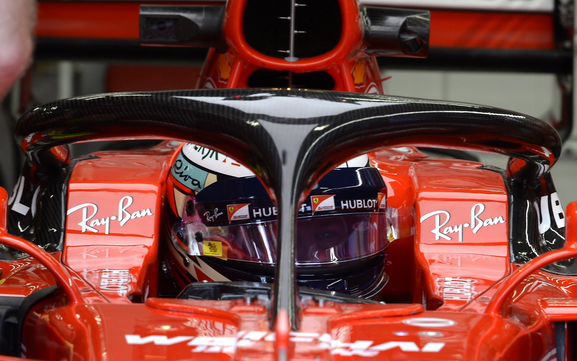 Kimi Räikkönen s ochranou kokpitu při tréninku v Singapuru