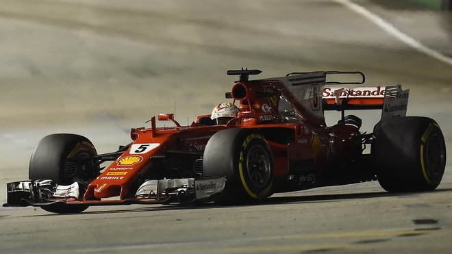Sebastian Vettel s Ferrari v Singapuru