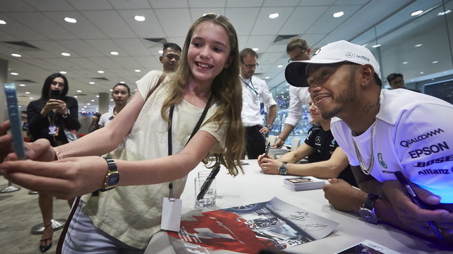 Lewis Hamilton při autogramiádě v Singapuru