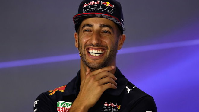 Daniel Ricciardo má i po druhém tréninku důvod k úsměvu