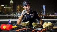 Daniel Ricciardo se snaží rozlousknout ovoce "Durian" v Singapuru