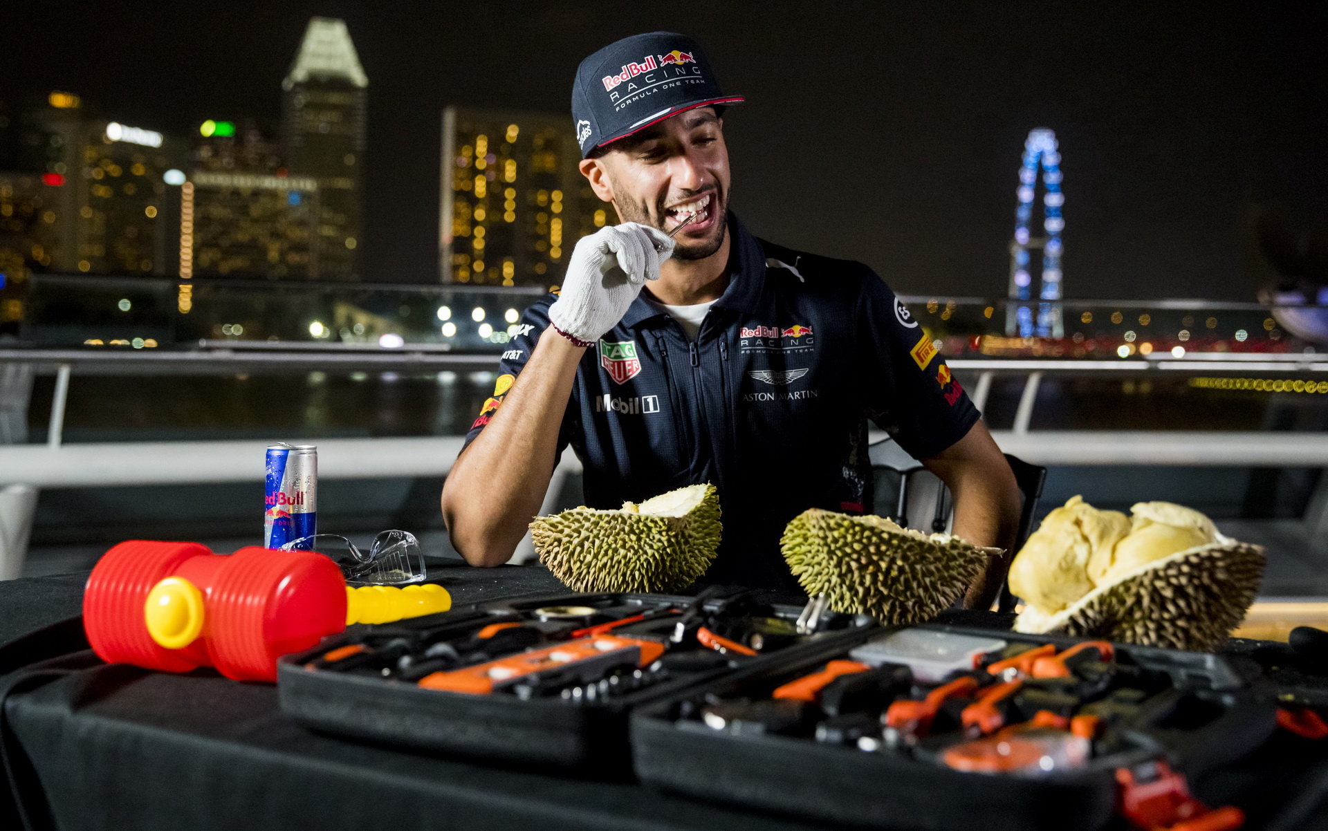 Daniel Ricciardo se snaží rozlousknout ovoce "Durian" v Singapuru