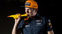 Max Verstappen se snaží rozlousknout ovoce "Durian" v Singapuru