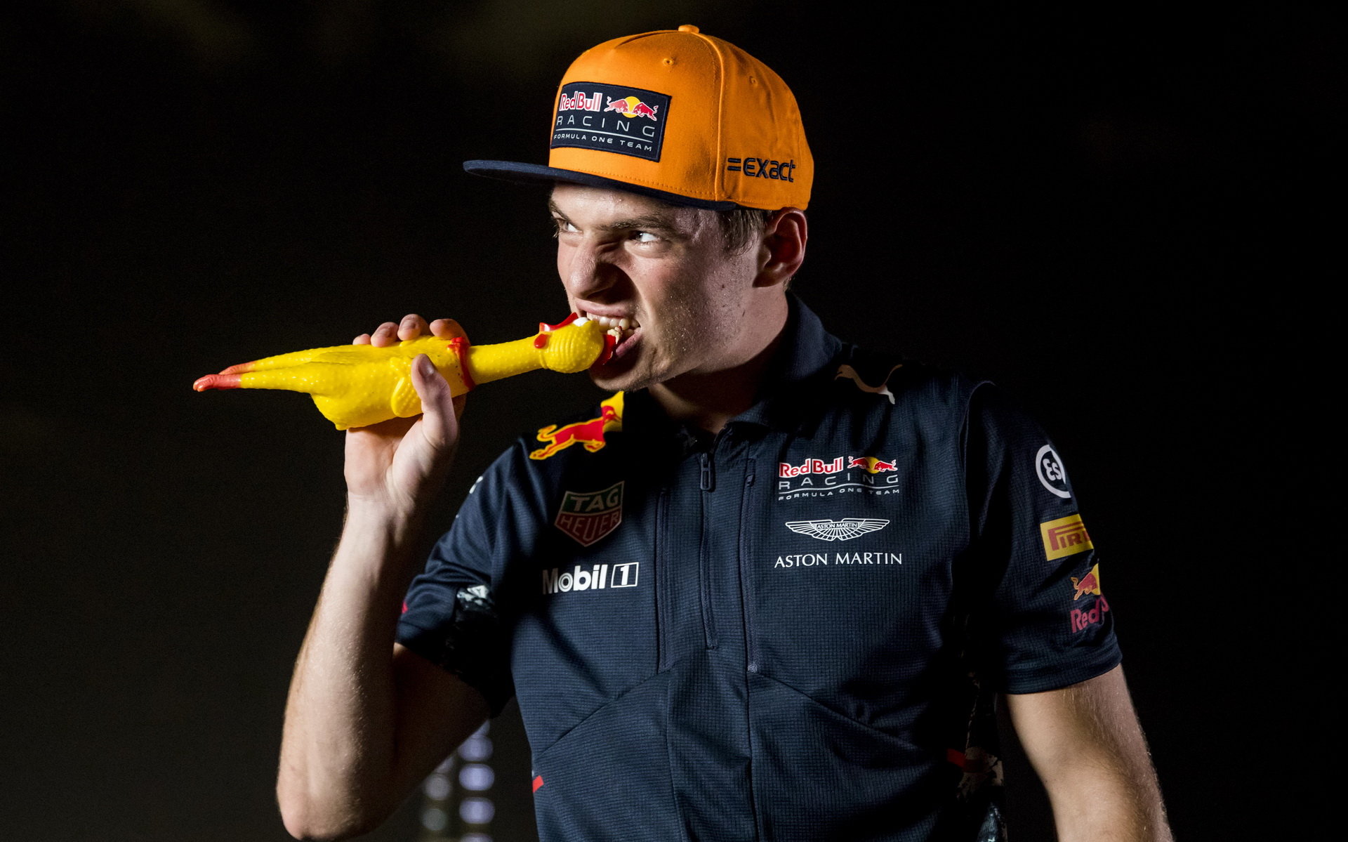 Max Verstappen se snaží rozlousknout ovoce "Durian" v Singapuru