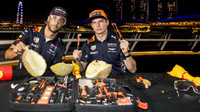 Daniel Ricciardo a Max Verstappen se snaží rozlousknout ovoce "Durian" v Singapuru