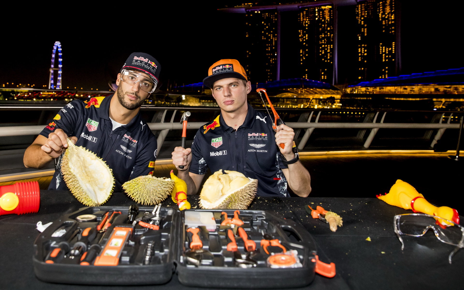 Daniel Ricciardo a Max Verstappen se snaží rozlousknout ovoce "Durian" v Singapuru