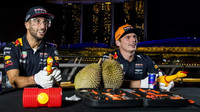 Daniel Ricciardo a Max Verstappen se snaží rozlousknout ovoce "Durian" v Singapuru