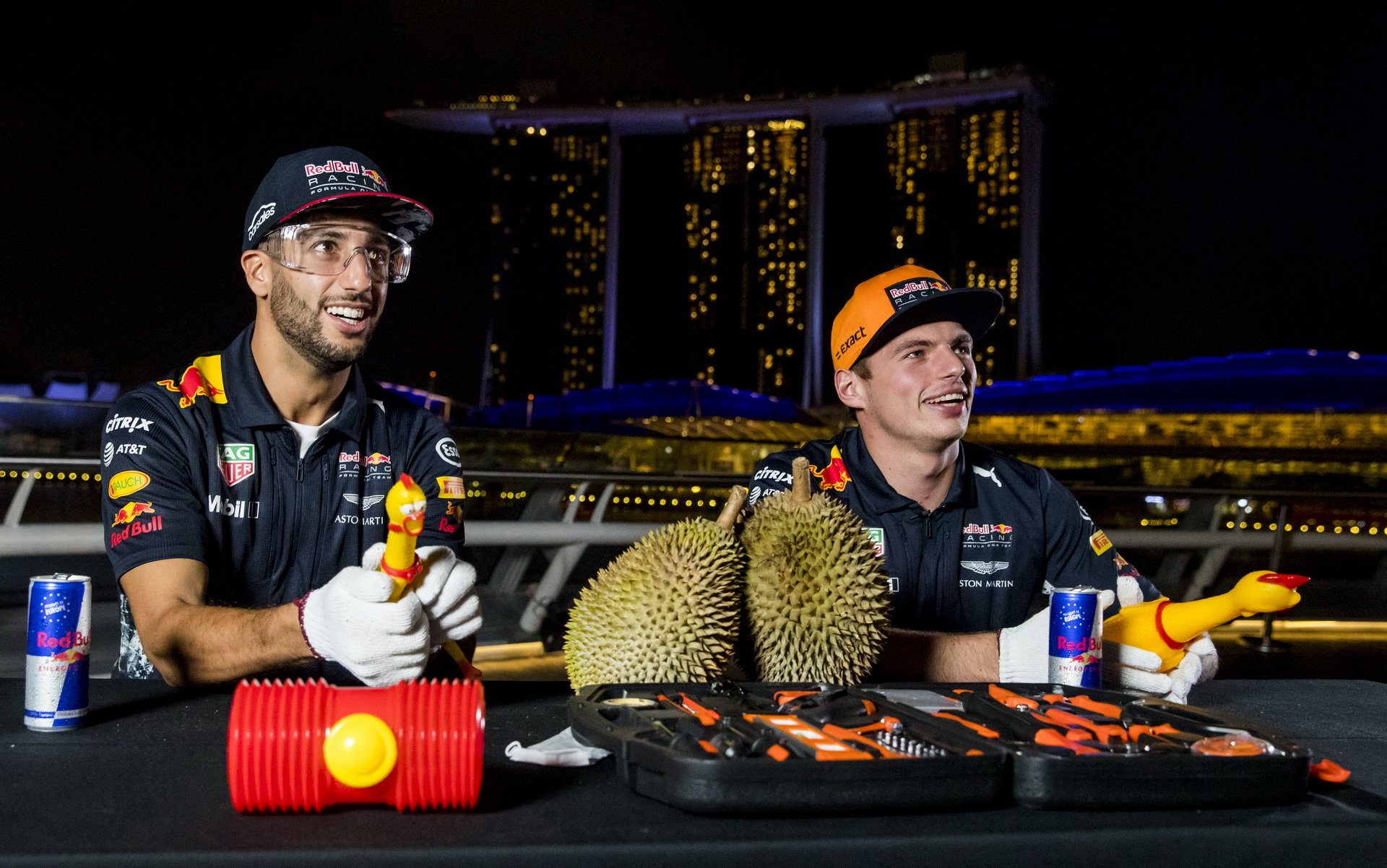 Podle Christiana Hornera si oba závodní jezdci své působení u Red Bullu užívají