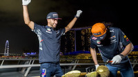 Daniel Ricciardo a Max Verstappen se snaží rozlousknout ovoce "Durian" v Singapuru