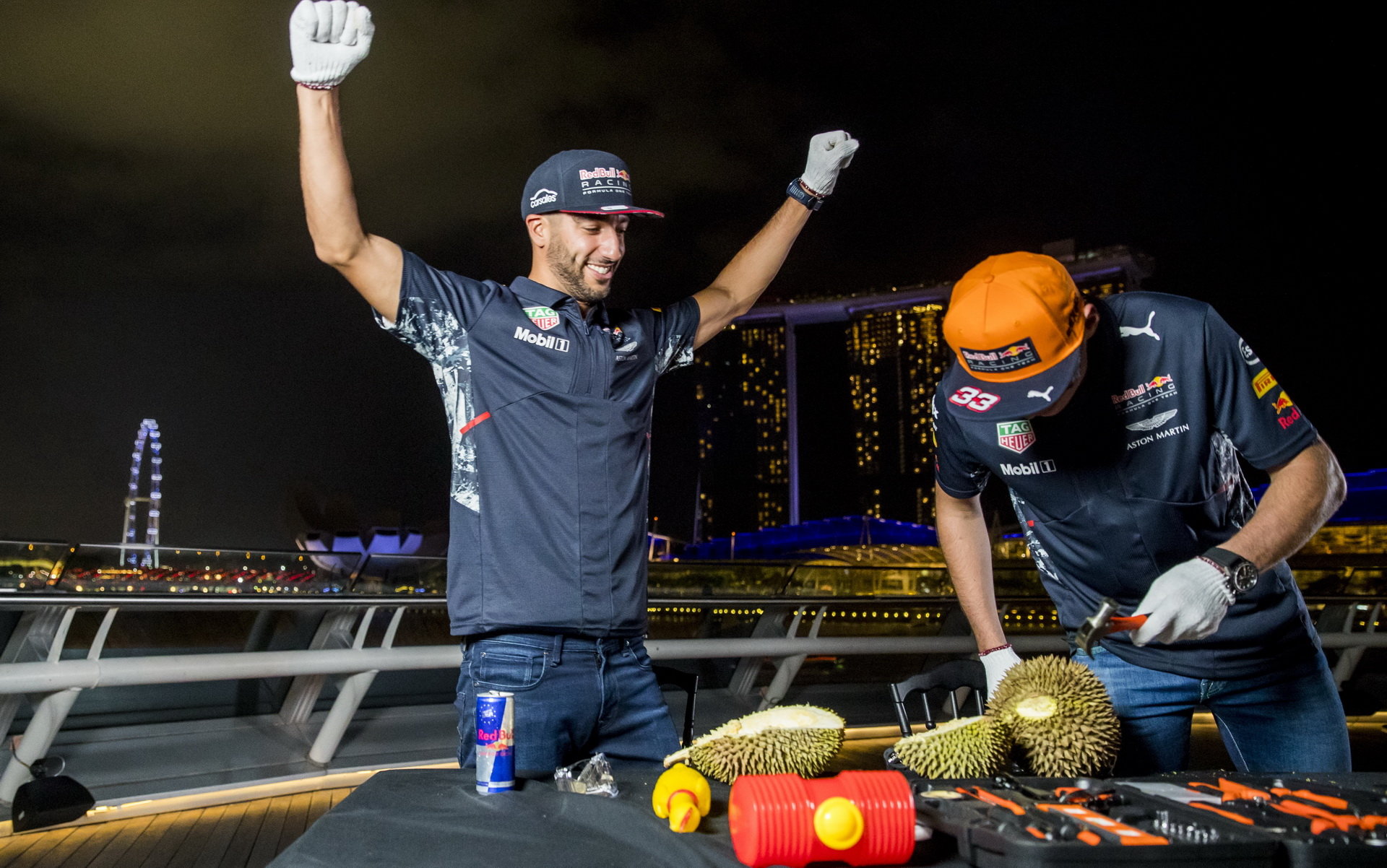 Daniel Ricciardo a Max Verstappen se snaží rozlousknout ovoce "Durian" v Singapuru