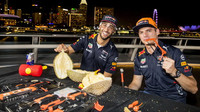 Daniel Ricciardo a Max Verstappen se snaží rozlousknout ovoce "Durian" v Singapuru