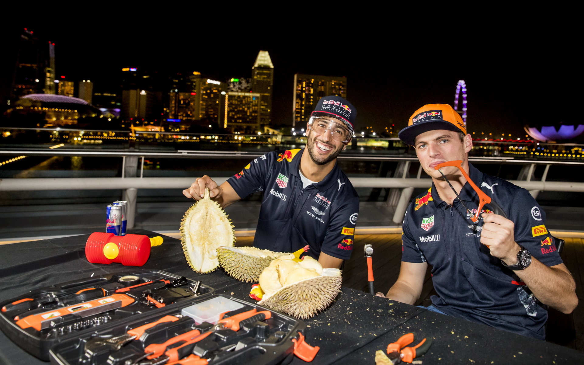 Daniel Ricciardo a Max Verstappen se snaží rozlousknout ovoce "Durian" v Singapuru