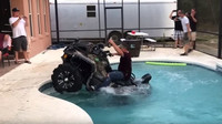 Zatímco většina Floridy se snažila ukrýt před hurikánem, tenhle chlapík se pokoušel utopit čtyřkolku v bazénu