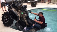 Zatímco většina Floridy se snažila ukrýt před hurikánem, tenhle chlapík se pokoušel utopit čtyřkolku v bazénu