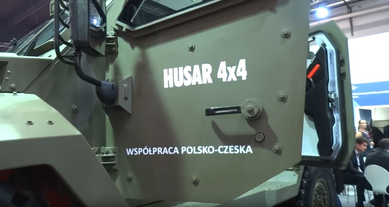 Nové obrněné vozidlo Husar 4x4 stojí na podvozku Tatra