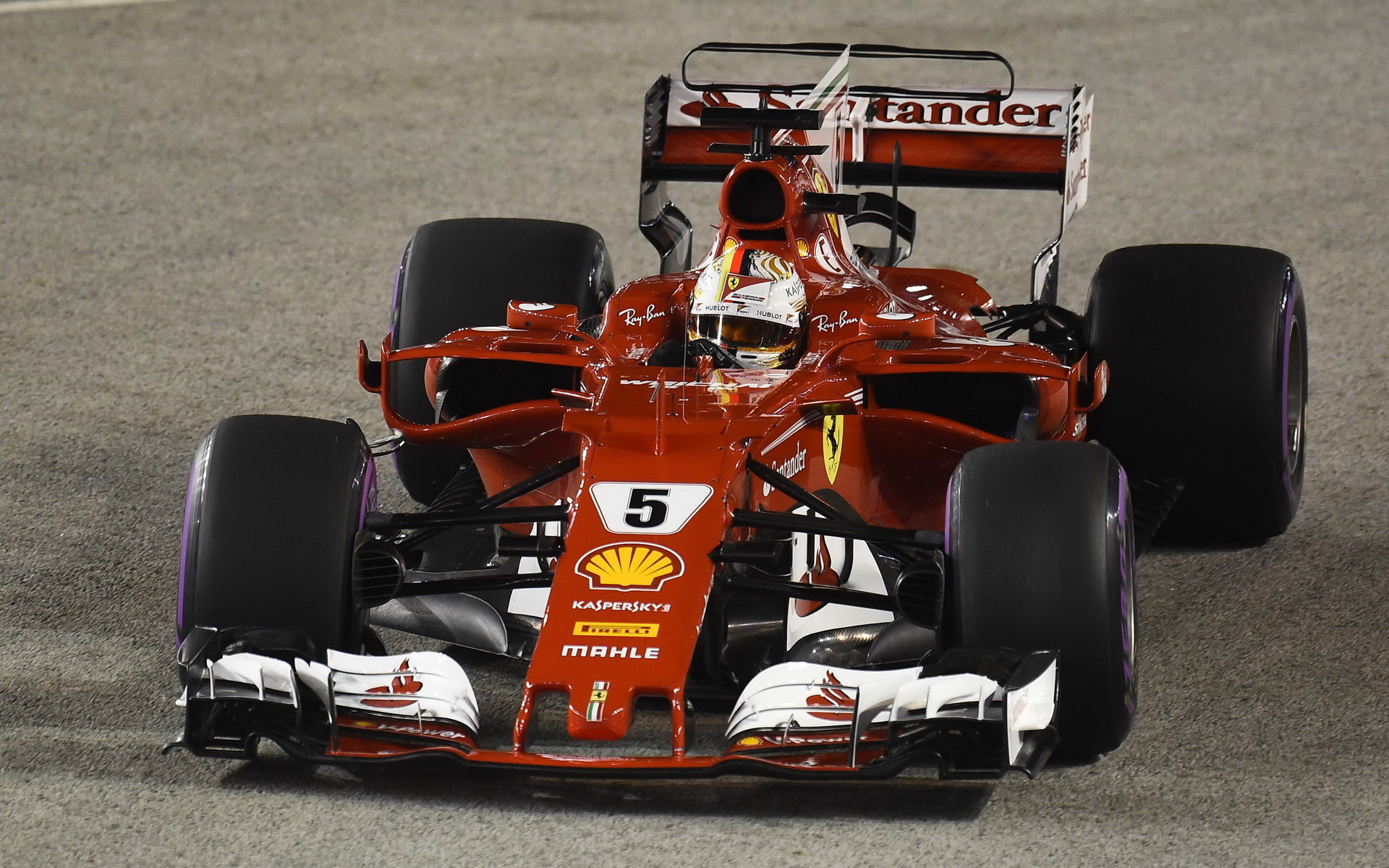 Sebastian Vettel v kvalifikaci v Singapuru