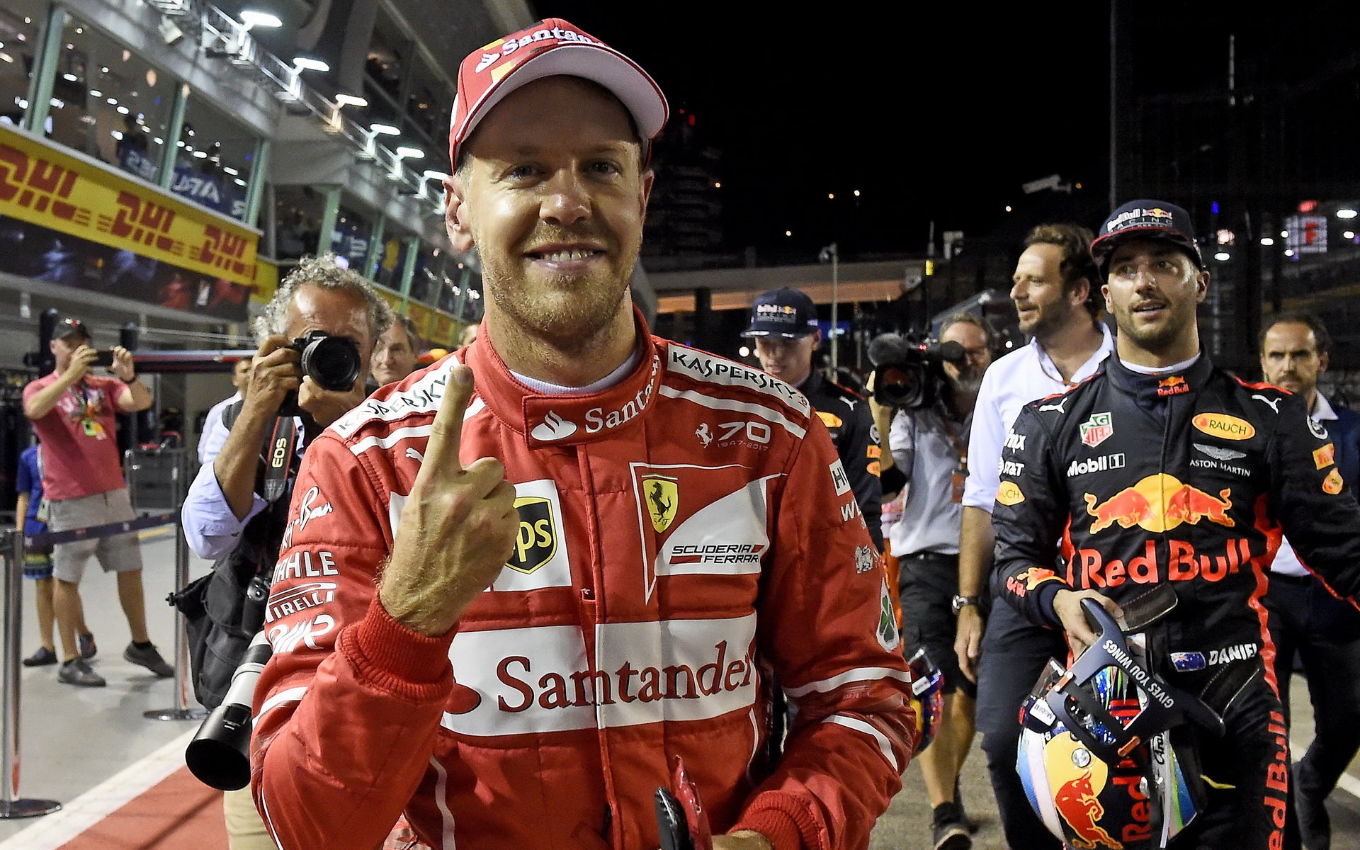 Z vrcholku na samotné dno - Vettel se po kvalifikaci usmíval, po závodě dostala jeho tvář jiný výraz