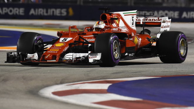 Sebastian Vettel během povedené kvalifikace v Singapuru