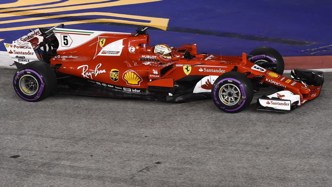 Citelně byl kolizí postižen Vettel, kterému se vzdálila první příčka v šampionátu
