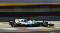 Lewis Hamilton využil problémů svých soupeřů a nečekaně v Singapuru vyhrál