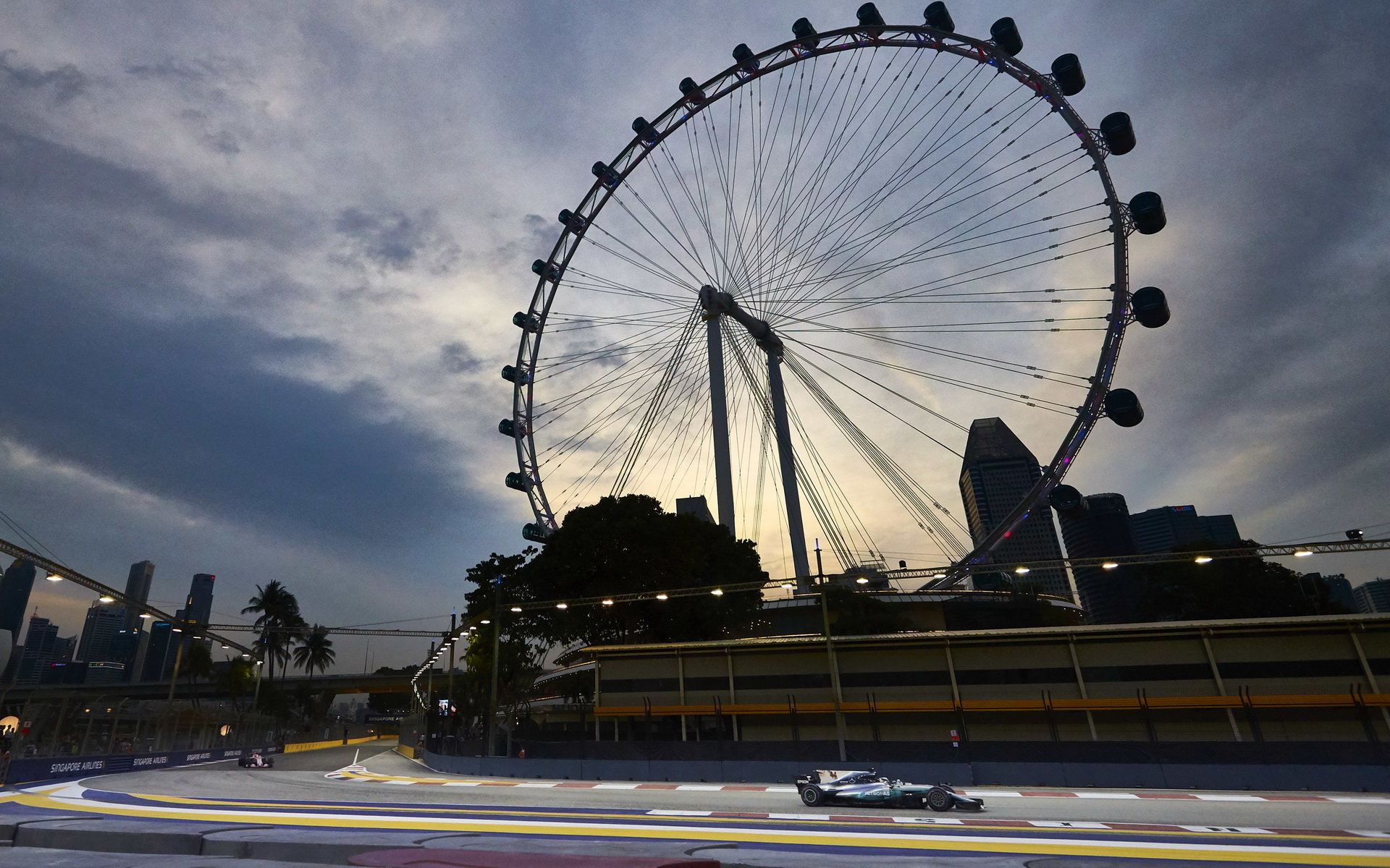 Lewis Hamilton si se Singapurem poradil zcela excelentně