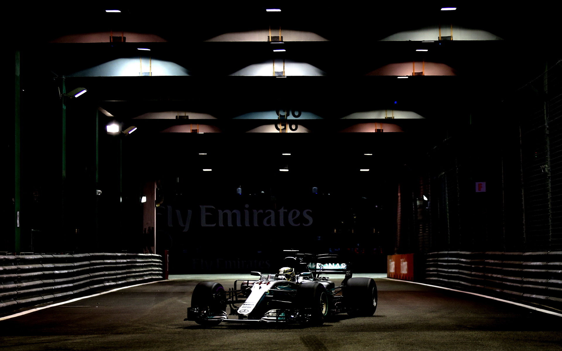 Lewis Hamilton v kvalifikaci v Singapuru