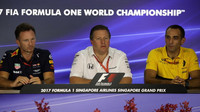 Christian Horner, Zak Brown a Cyril Abiteboul na tiskovce v Singapuru