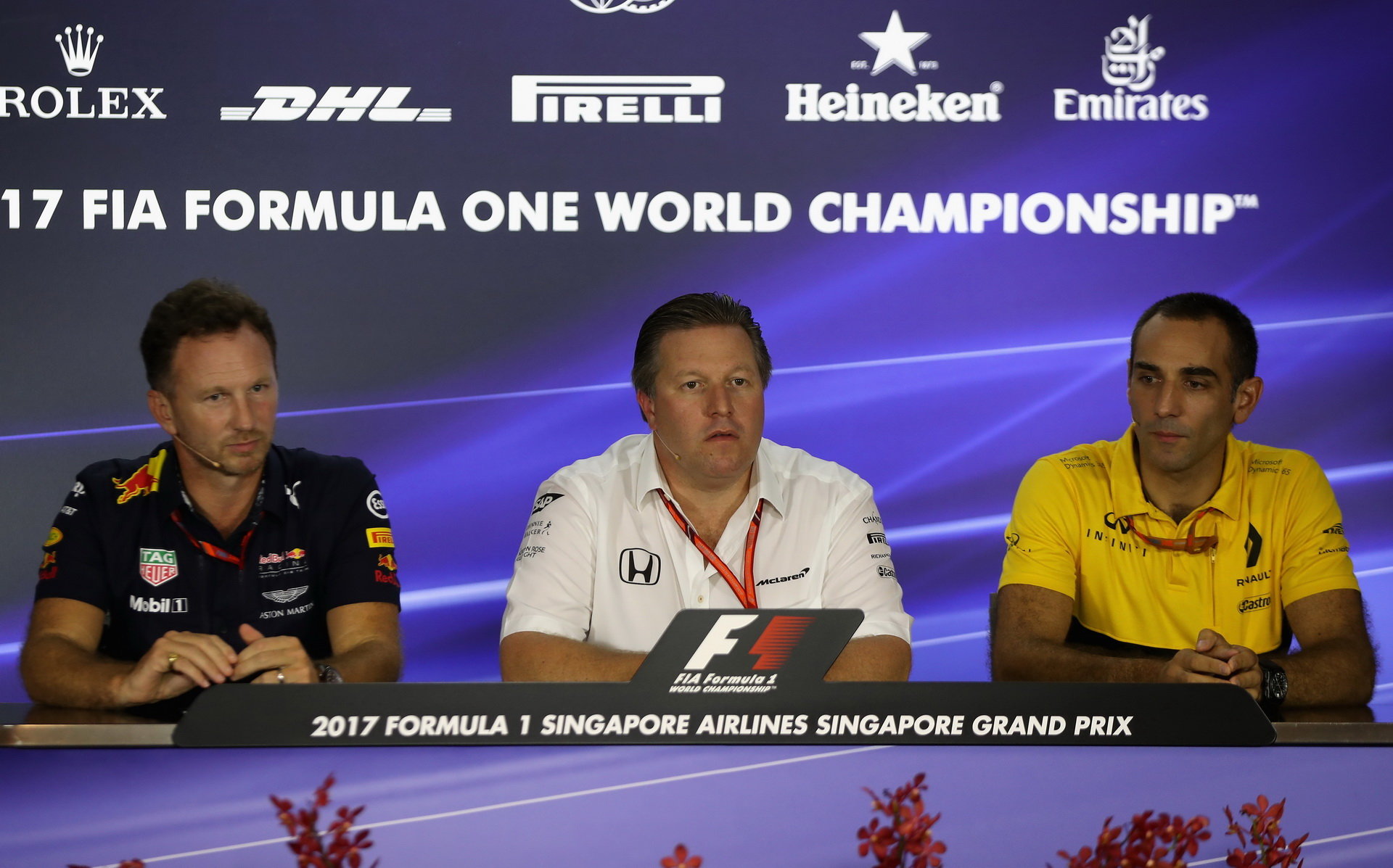 Christian Horner, Zak Brown a Cyril Abiteboul na tiskovce v Singapuru