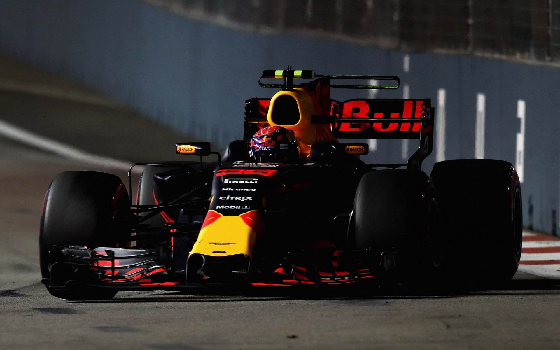 Max Verstappen při tréninku v Singapuru