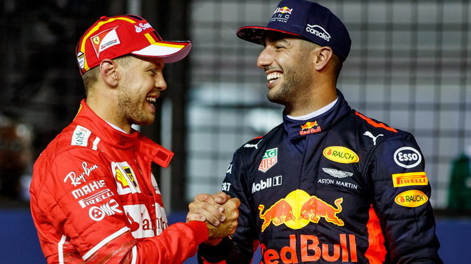 Sebastian Vettel a Daniel Ricciardo po kvalifikaci v Singapuru