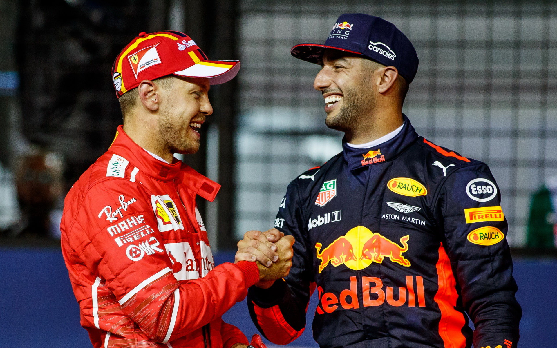 Sebastian Vettel a Daniel Ricciardo po kvalifikaci v Singapuru