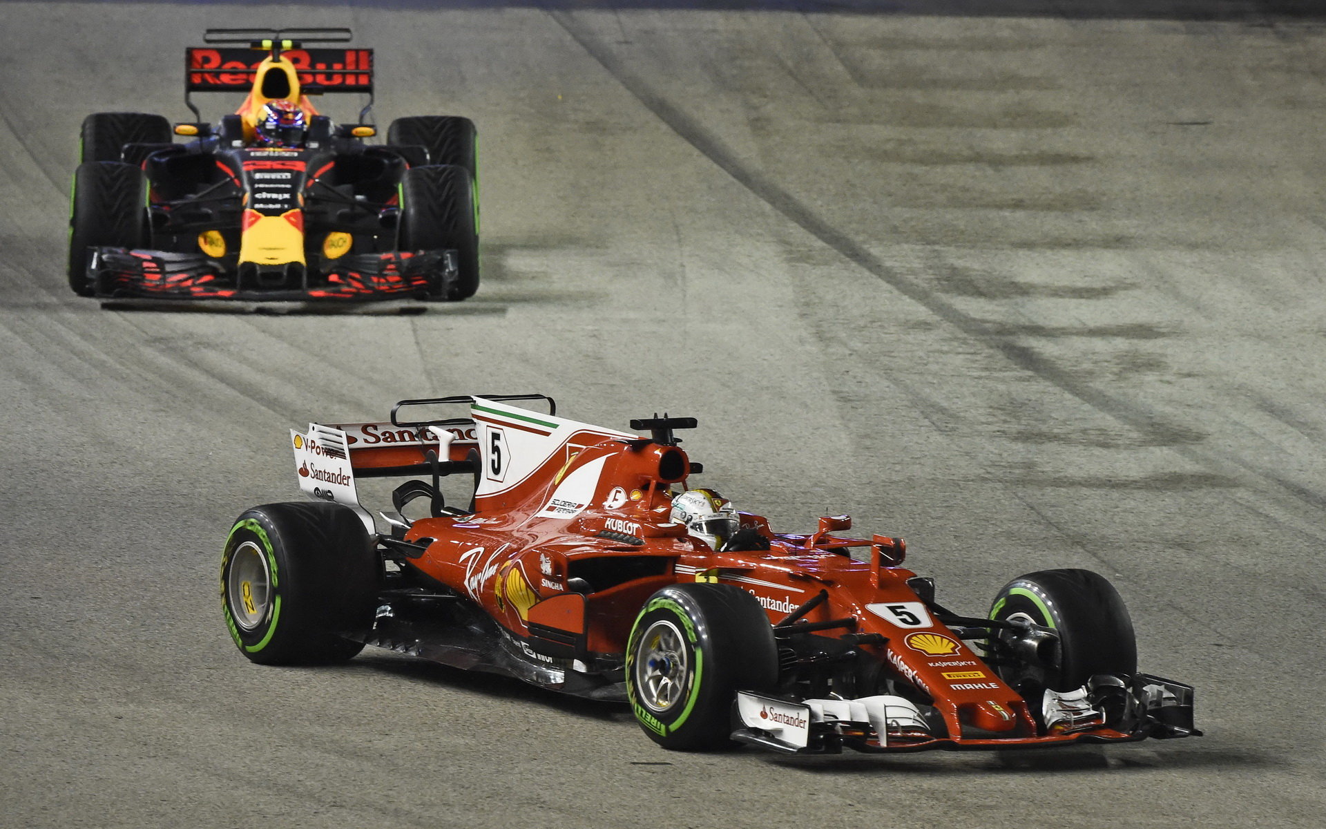 Sebastian Vettel a Max Verstappen v zaváděcím kole před závodem v Singapuru