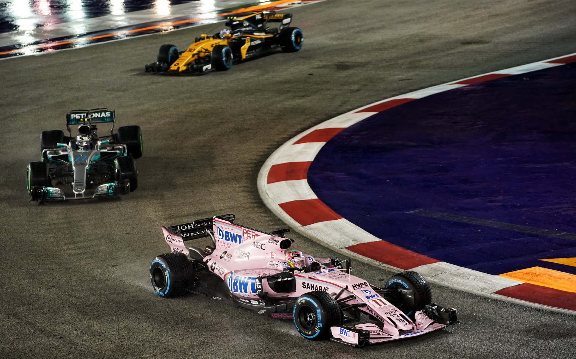 Sergio Pérez a Valtteri Bottas v závodě v Singapuru