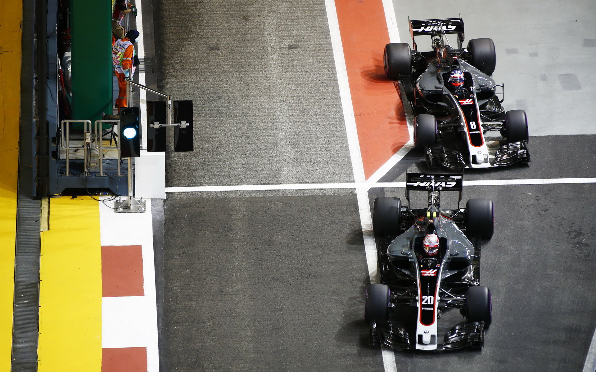 Kevin Magnussen a Romain Grosjean v závodě v Singapuru