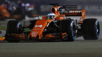 Fernando Alonso v závodě v Singapuru