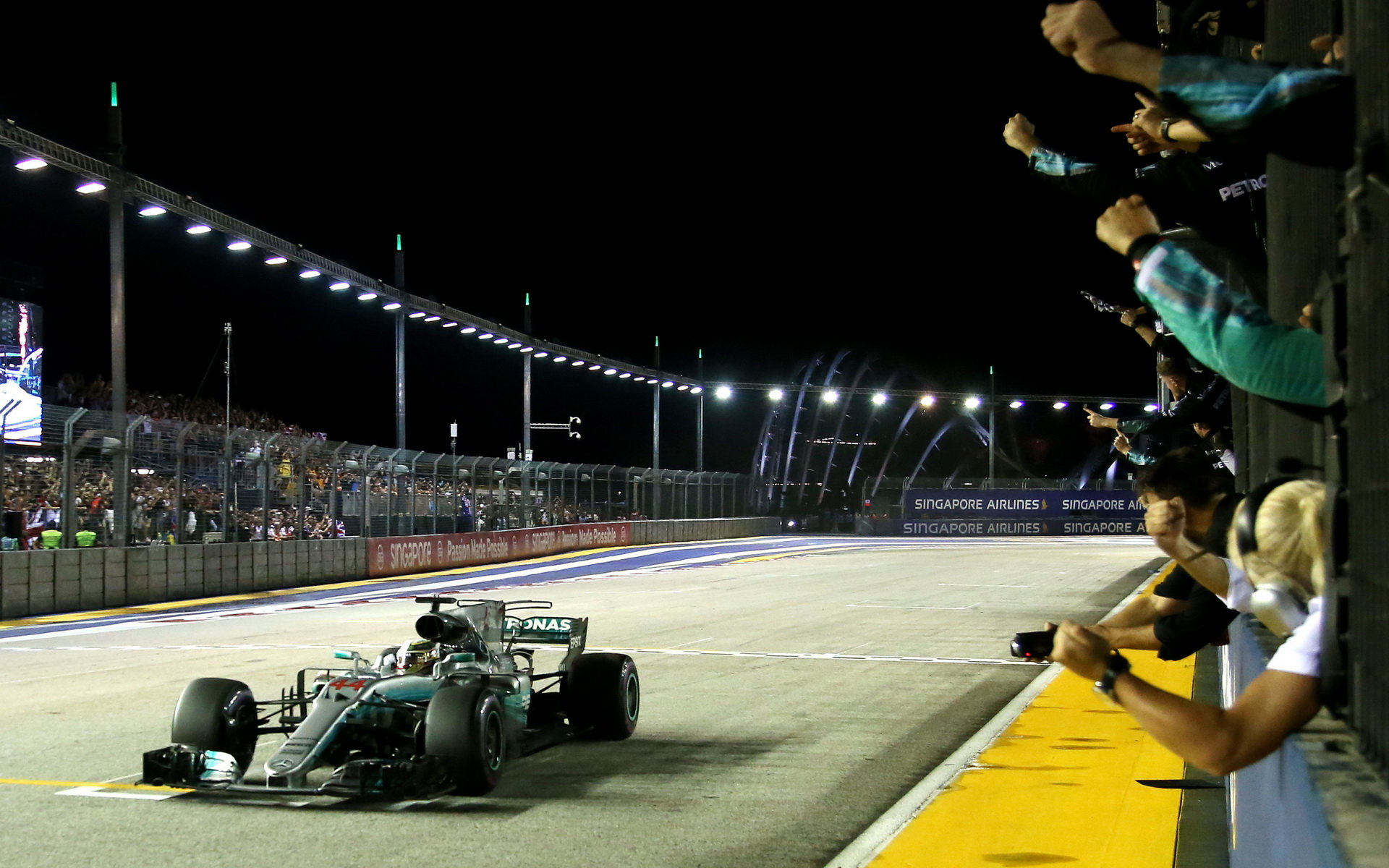 Lewis Hamilton vítězí v Singapuru