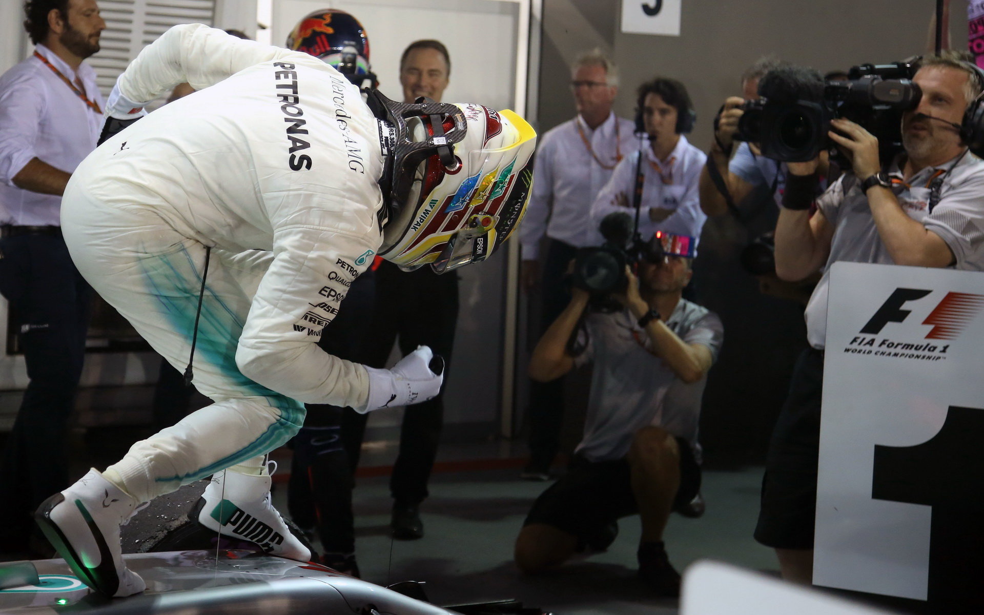 Lewis Hamilton se raduje z vítězství v závodě v Singapuru