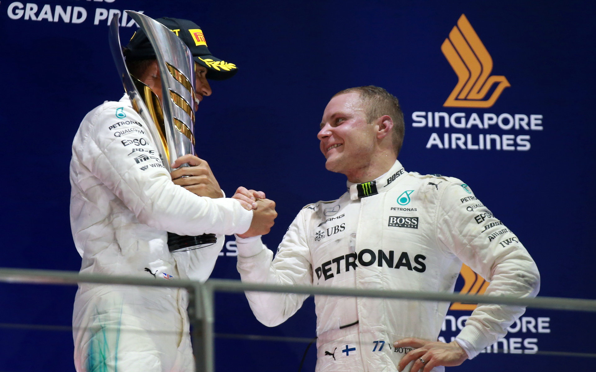 Valtteri Bottas gratuluje Lewisovi Hamiltonovi k výhře v Singapuru