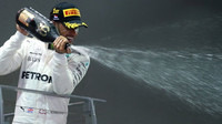 Lewis Hamilton slaví na pódiu vítězství v závodě v Singapuru