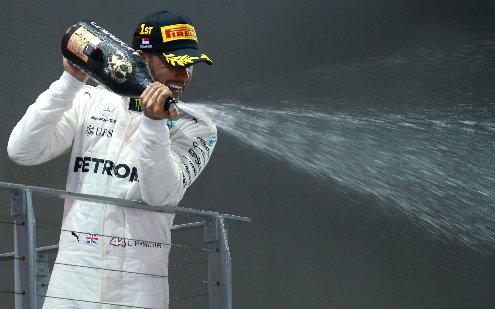 Lewis Hamilton slaví na pódiu vítězství v závodě v Singapuru