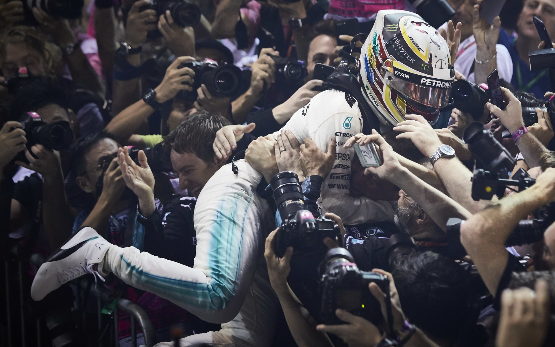 Lewis Hamilton slaví vítězství po závodě v Singapuru