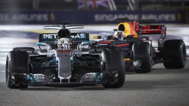 Lewis Hamilton ve Velké ceně Singapuru před Danielem Ricciardem