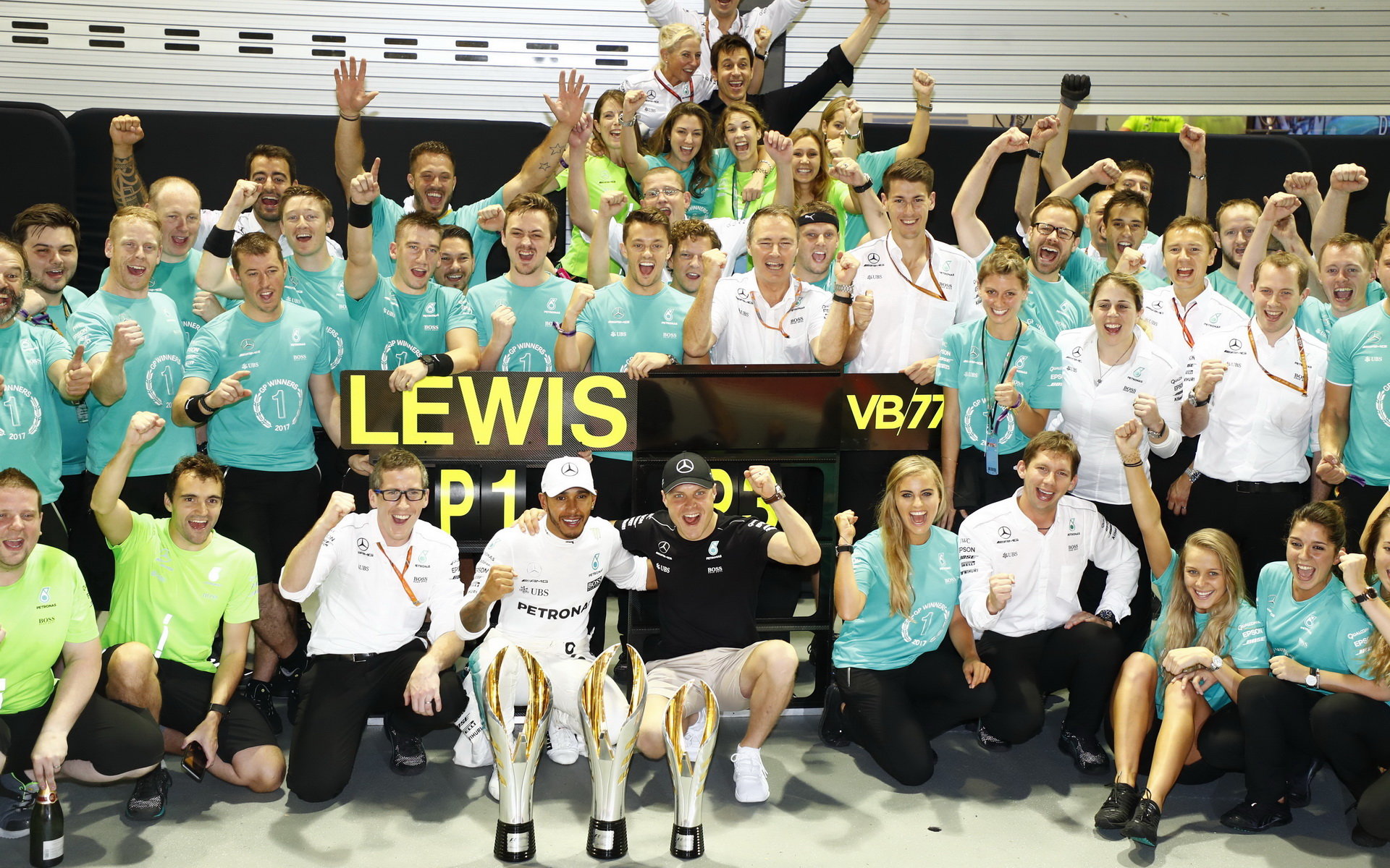 Tým Mercedesu oslavuje po vítězném závodě v Singapuru