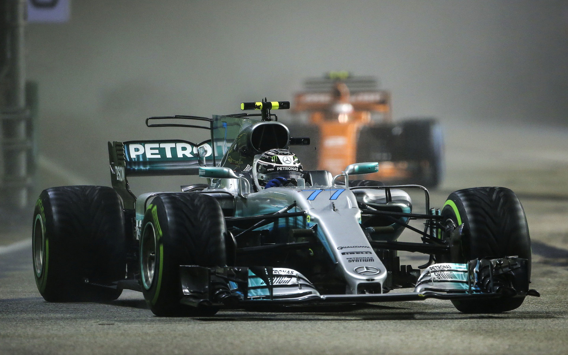 Valtteri Bottas v závodě v Singapuru