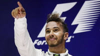 Lewis Hamilton slaví vítězství po závodě v Singapuru
