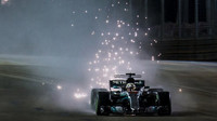 Lewis Hamilton jiskří v závodě v Singapuru