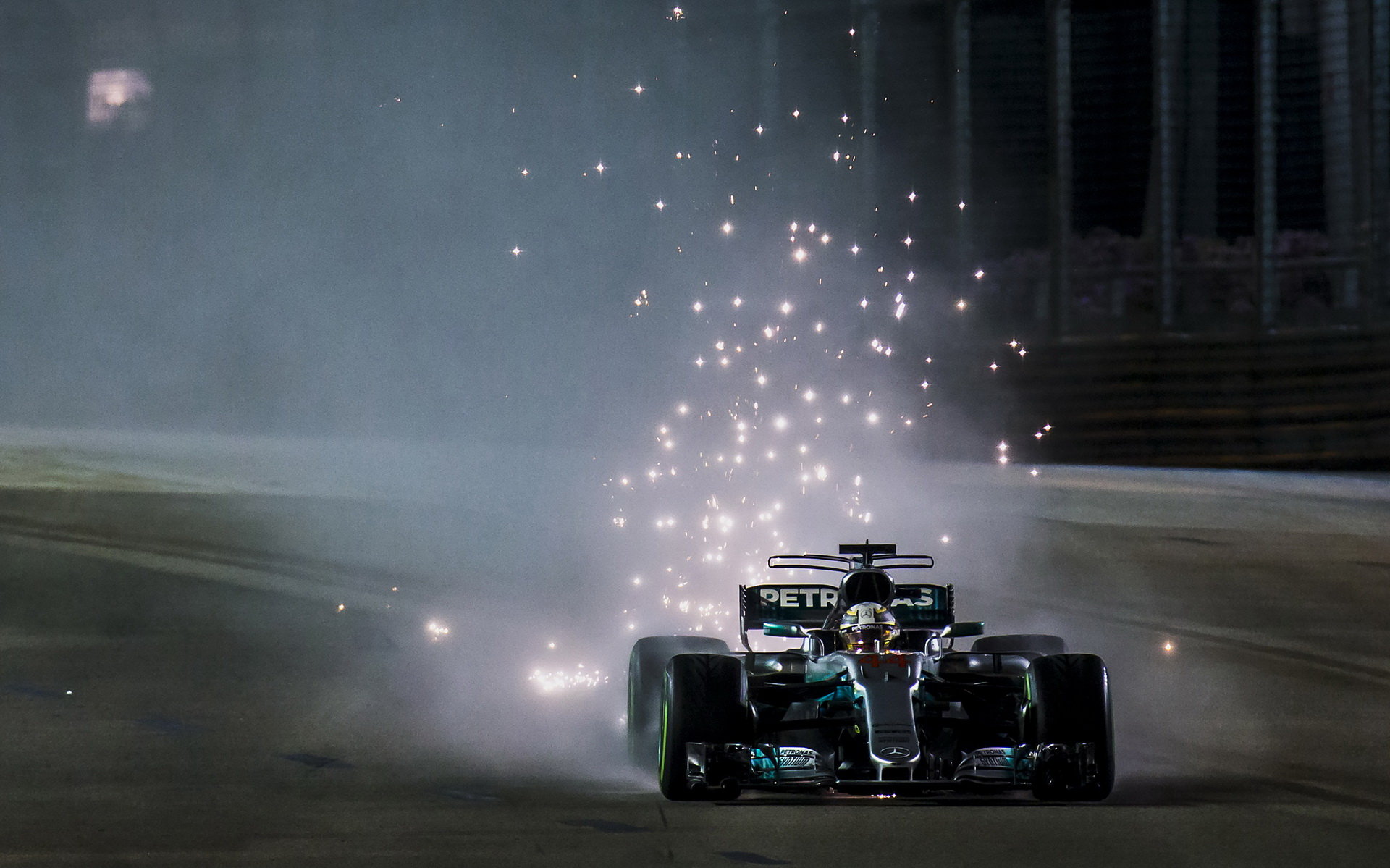 Lewis Hamilton jiskří v závodě v Singapuru
